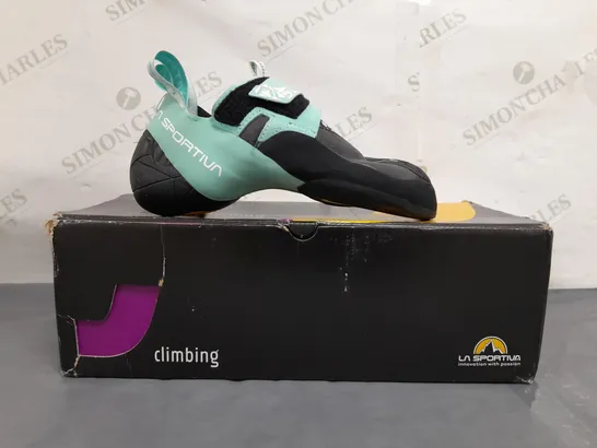 BOXED PAIR OF LA SPORTIVA SKWAMA VEGAN WOMENS CLIMBING SHOES IN CARBON/TURQUOISE UK 6.5