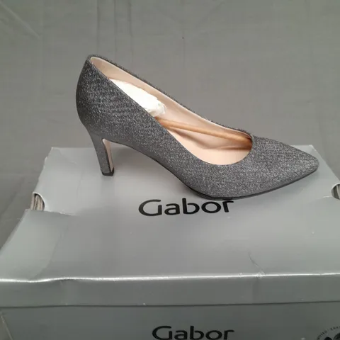 BOXED PAIR OF GABOR DANE HEEL IN SILVER GLITTER SIZE 4 1/2