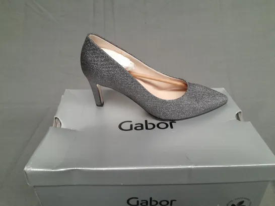 BOXED PAIR OF GABOR DANE HEEL IN SILVER GLITTER SIZE 4 1/2