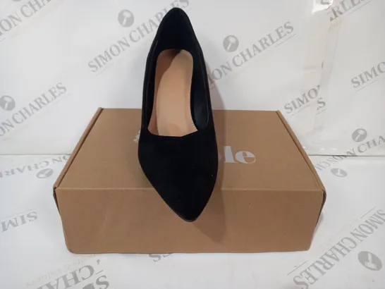 BOXED PAIR OF GOOD FOR THE SOLE CLOSED TOE HEELED SLIP-ON SHOES IN BLACK SIZE 7