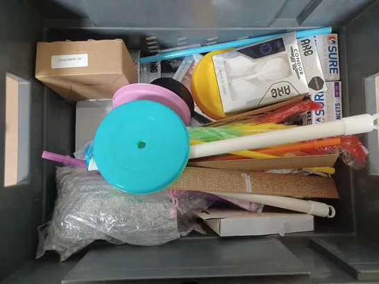 BOX OF ASSORTED HOUSE HOLD ITEMS TO INCLUDE PLASTIC CUPS FORKS SPOONS AND KNIFES - AXE CONDOR 