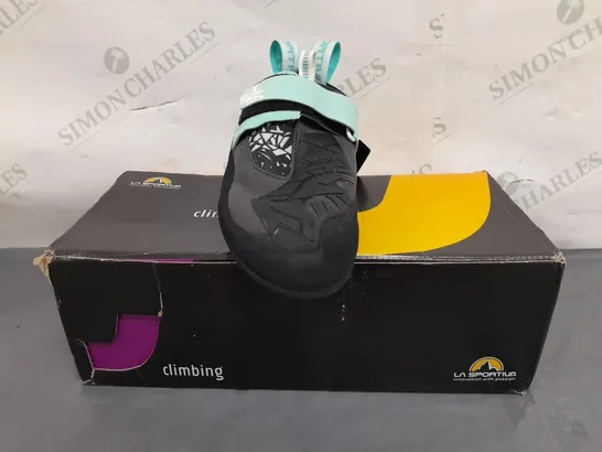 BOXED PAIR OF LA SPORTIVA SKWAMA VEGAN WOMENS CLIMBING SHOES IN CARBON/TURQUOISE UK 6.5