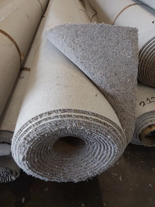 ROLL OF QUALITY DIM BERBER DIMENSION CAIRGORMS CARPET // SIZE: APPROX 4 X 9.94m