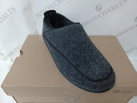 BOXED CLARKS MEN KING SLIPPER IN DARK GREY FELT - SIZE 10 MENS