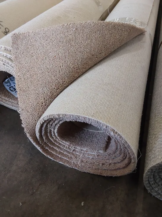 ROLL OF QUALITY DIM HEATHERS LIMESTONE CARPET // SIZE APPROX: 4m X 3.2m