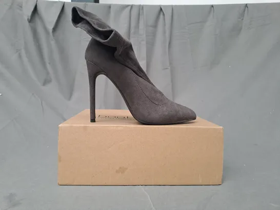 BOXED PAIR OF BOOHOO POINTED TOE STILETTO SOCK BOOTS IN GREY EU SIZE 37