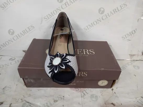 BOXED PAIR OF PAVERS SLIP-ON WEDGE SHOES IN WHITE/NAVY W. FLORAL DESIGN EU SIZE 39