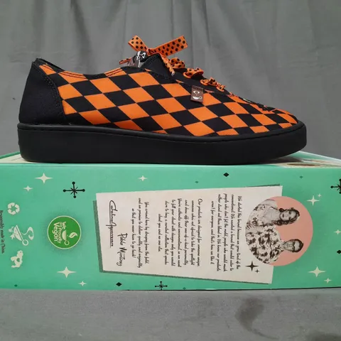 BOXED PAIR OF HOT CHOCOLATE DESIGN SHOES IN BLACK/ORANGE EU SIZE 38.5