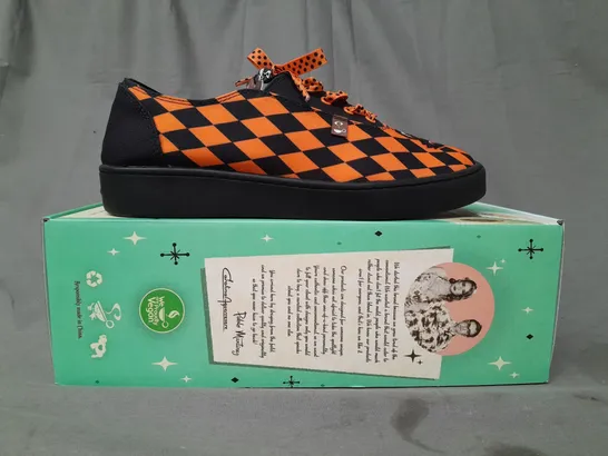 BOXED PAIR OF HOT CHOCOLATE DESIGN SHOES IN BLACK/ORANGE EU SIZE 38.5