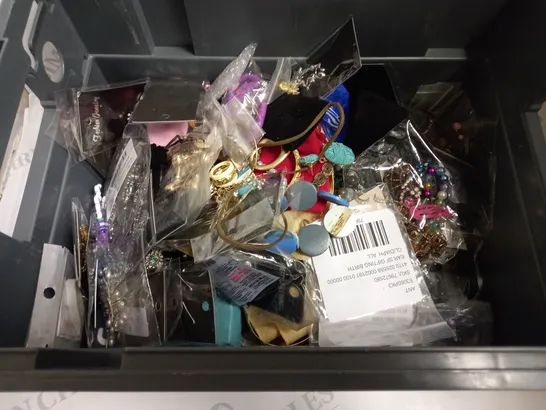 BOX OF APPROX 10 ASSORTED COSTUME JEWELLERY ITEMS INCLUDING BRACELETS, NECKLACES AND RINGS