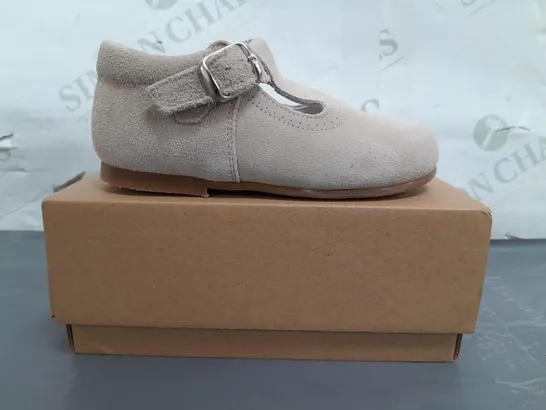 BOXED PAIR OF PEPA LONDON KIDS SHOES IN BEIGE EU SIZE 22