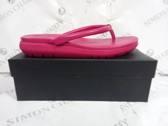 BOXED PAIR OF NATURALIZER SANDALS IN PINK SIZE 6.5