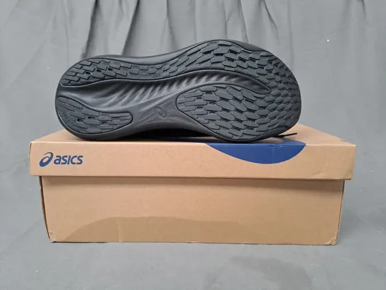 BOXED PAIR OF ASICS GEL-NIMBUS 26 SHOES IN BLACK UK SIZE 10