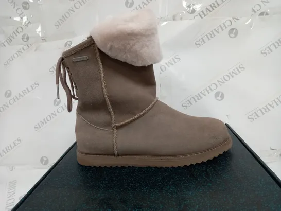 BOXED PAIR OF EMU AUSTRALIA BIRDWOOD WATERPROOF SHEEPSKIN BOOTS IN MUSHROOM UK SIZE 7