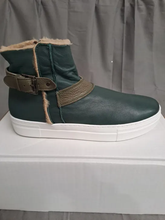 BOXED PAIR OF ADESSO HEATHER LEATHER TRAINERS IN GREEN SIZE 7