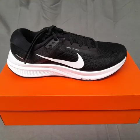 BOXED PAIR OF NIKE AIR ZOOM TRAINERS IN BLACK SIZE UK 6