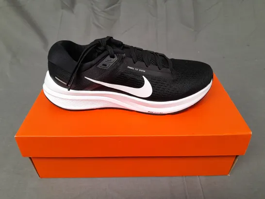 BOXED PAIR OF NIKE AIR ZOOM TRAINERS IN BLACK SIZE UK 6