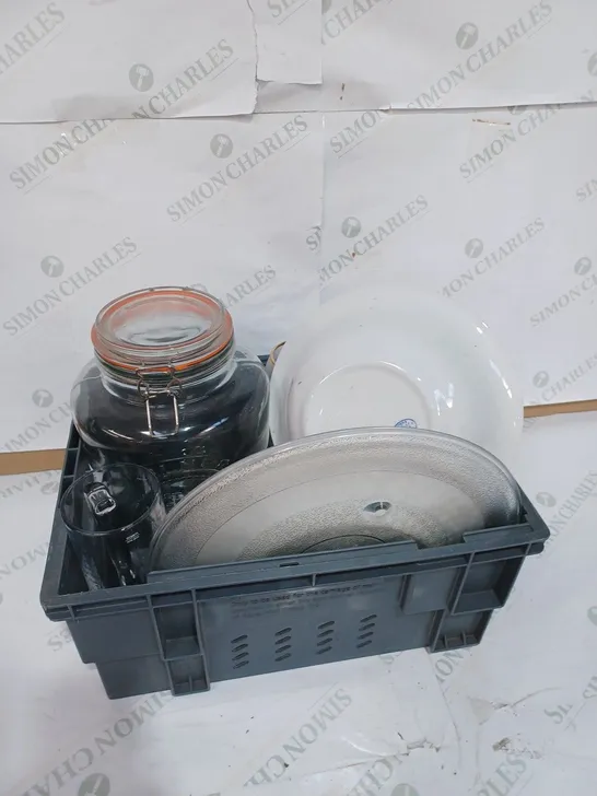 BOX TO CONTAIN APPROXIMATELY 10 ASSORTED ITEMS OF GLASSWARE, INCLUDING A JAR, GLASSES AND PLATES ETC - COLLECTION ONLY