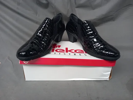 BOXED PAIR OF RIEKER SHOE BOOTS IN BLACK CROC SIZE 7.5