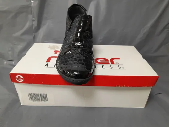 BOXED PAIR OF RIEKER BLOCK HEEL SHOES IN GLOSSY BLACK CROC SIZE 6