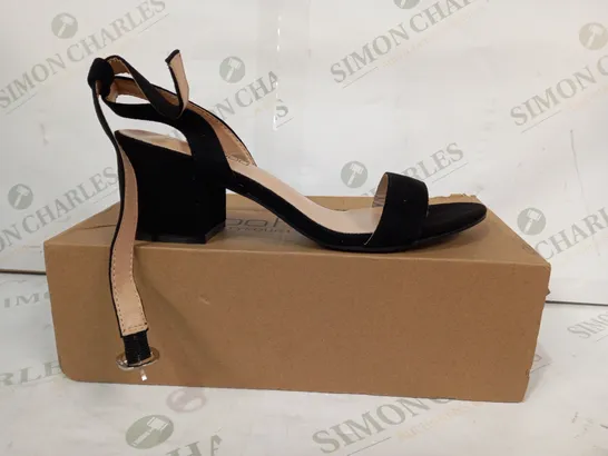 BOXED PAIR OF BOOHOO OPEN TOE LOW BLOCK HEELS IN BLACK SIZE 5