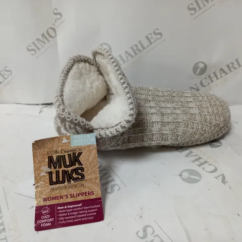 PAIR OF MUK LUKS LEIGH SLIPPER BOOTS TAN MEDIUM (SIZE 5-6)