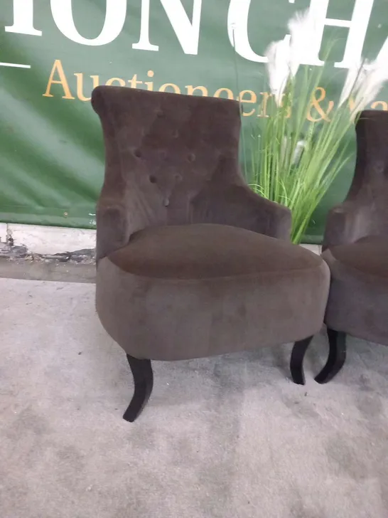 PAIR OF DESIGNER BROWN FABRIC LIVING ROOM CHAIR WITH BUTTON BACK DETAIL 