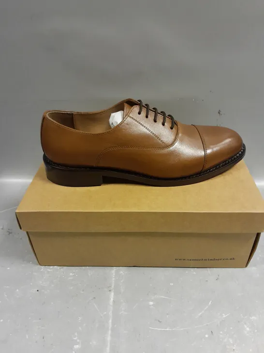 BOXED PAIR OF SAMUEL WINDSOR GOODYEAR DRESS SHOES IN TAN - 8.5