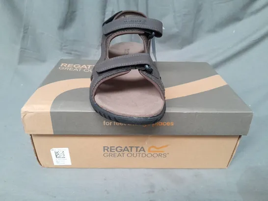 BOXED PAIR OF REGATTA OPEN TOE SANDALS IN BROWN UK SIZE 9