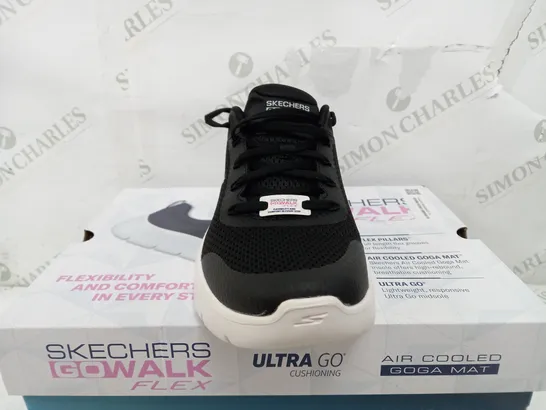 BOXED PAIR OF SKECHERS GO WALK FLEX TRAINERS IN BLACK - UK 6 