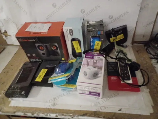 LOT OF APPROX 10 TECH ITEMS TO INCLUDE SPEAKERS, COMPUTER MICE, BATTERY BANKS ETC