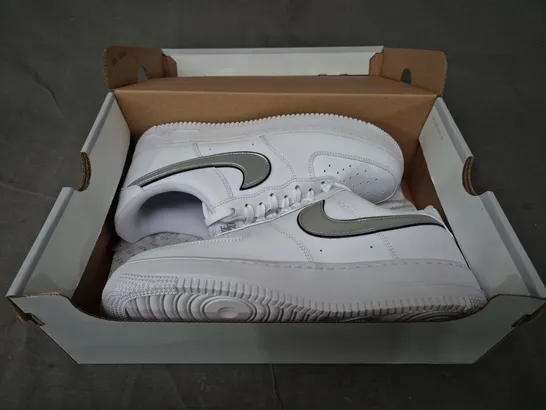 BOXED PAIR OF NIKE WOMEN'S AIR FORCE 1 '07 ESS SHOES IN WHITE/METALLIC SILVER UK SIZE 8.5