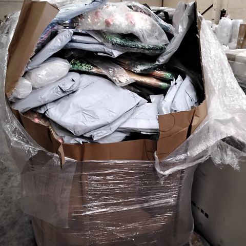 PALLET OF ASSORTED ITEMS INCLUDING GEL CUSHIONS, ARTIFICIAL WREATHS, COLLAPSIBLE LAUNDRY BAGS, 