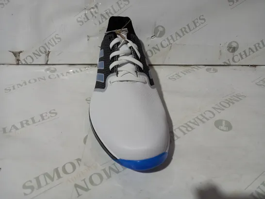 BOXED PAIR OF DESIGNER SPORTS TRAINERS IN THE STYLE OF ADIDAS IN WHITE/BLACK/BLUE UK SIZE 8.5