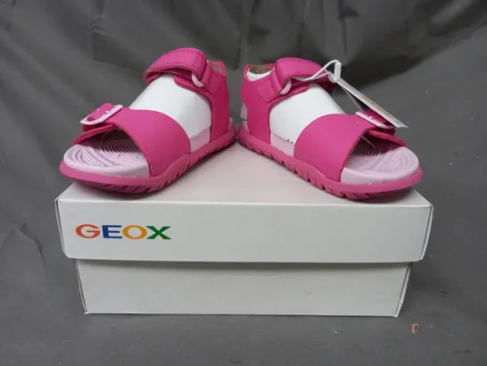 BOXED PAIR OF GEOX KIDS OPEN TOE SANDALS IN PINK UK SIZE 9