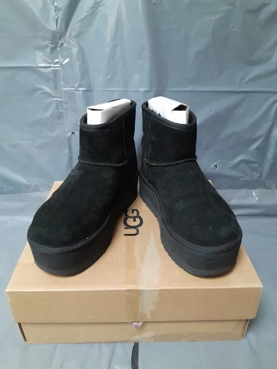 PAIR OF UGG CLASSIC MINI PLATFORM ANKLE BOOTS - BLACK - 6 RRP £175