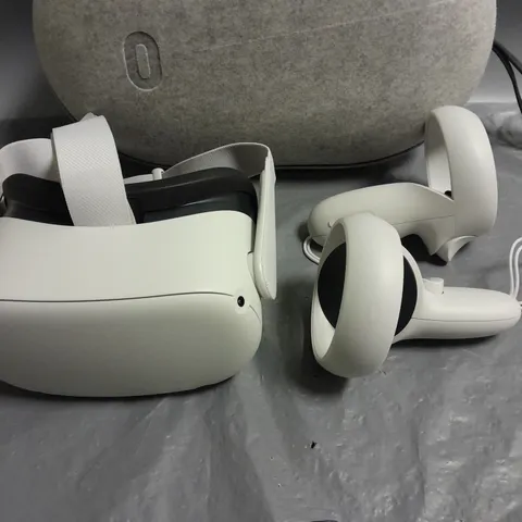 OCULUS VIRTUAL REALITY HEADET WITH CONTROLLER IN CASE