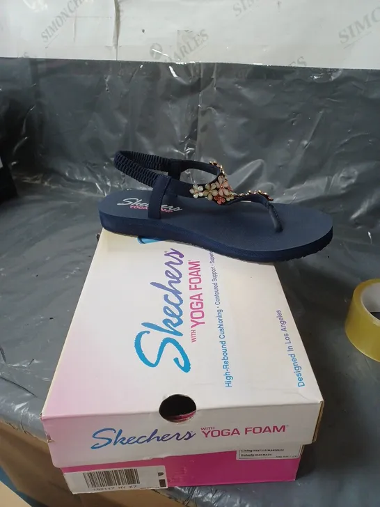 BOXED PAIR OF YOGA FOAM SKECHERS SANDALS UK SIZE 6