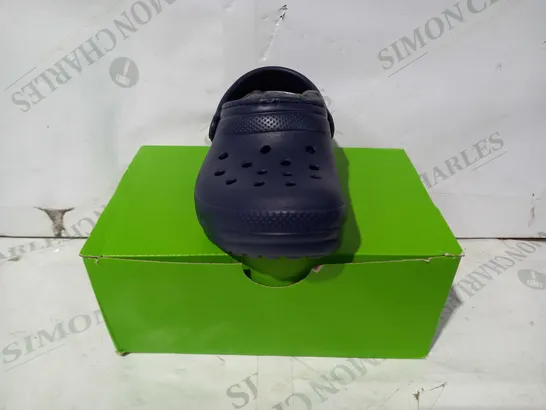 BOXED PAIR OF CROCS CHILDREN'S CLASSIC LINED CLOGS IN NAVY UK SIZE 8