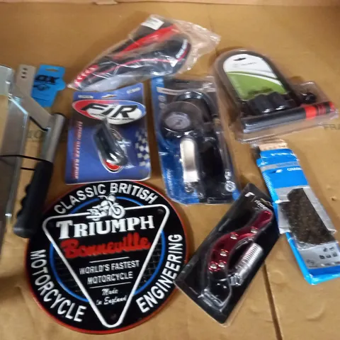 LOT OF 8 ASSORTED ITEMS TO INCLUDE BICYCLE SEAT, SHIMANO CHAIN AND TRIUMPH SIGN