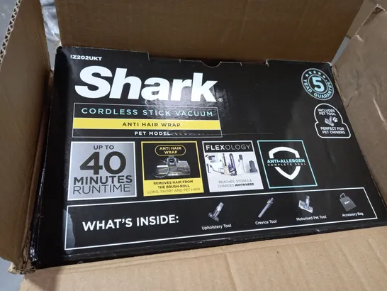 BOXED SHARK ANTI HAIR WRAP CORDLESS PET VACUUM CLEANER IZ202UKT