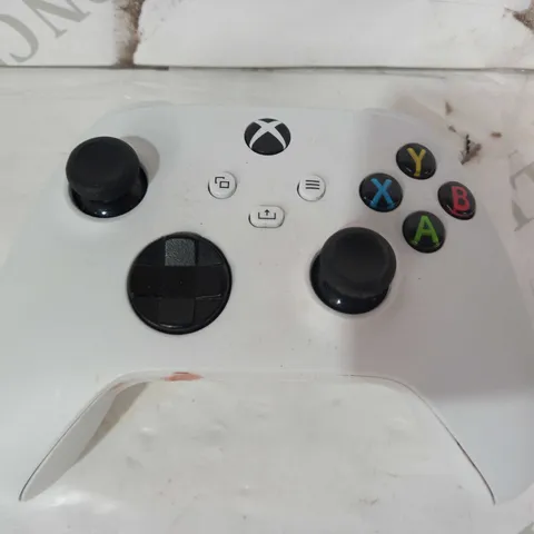 MICROSOFT XBOX WIRELESS CONTROLLER IN WHITE MODEL 1914