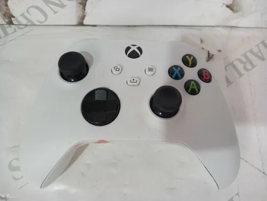 MICROSOFT XBOX WIRELESS CONTROLLER IN WHITE MODEL 1914