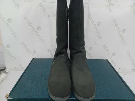 BOXED EMU AUSTRALIA "KEMMIE" LEATHER KNEE BOOTS - SIZE M10, DARK GREEN 