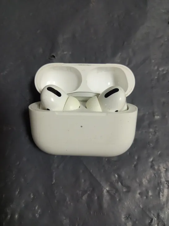 PAIR OF APPLE AIRPODS PRO 1ST GEN IN WHITE