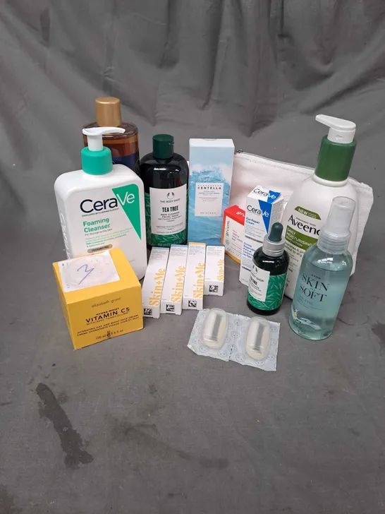 APPROXIMATELY 20 ASSORTED COSMETIC PRODUCTS TO INCLUDE SKIN+ME LIGHT MOISTURISER, CERAVE FOAMING CLEANSER, ELIZABETH GRANT DAY AND NIGHT CREAM ETC