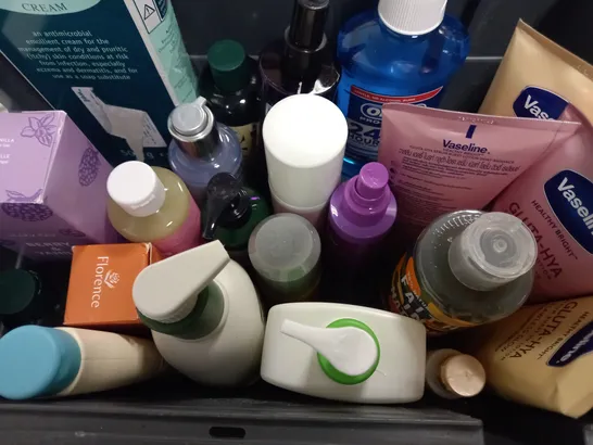 BOX OF APPROX 15 ASSORTED HEALTH AND BEAUTY ITEMS TO INCLUDE - DERMOL CREAM - MANSCAPED BODYWASH - THE BODY SHOP GINGER SCALP CARE ETC