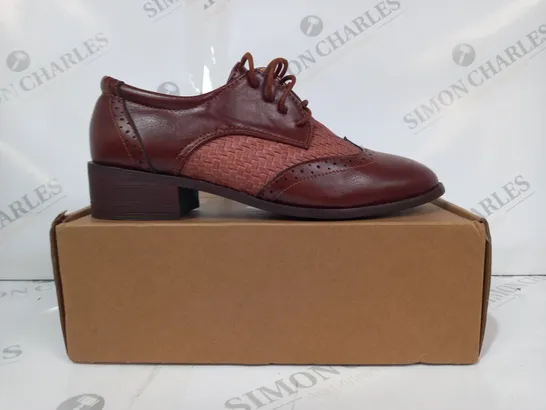 BOXED PAIR OF DESIGNER LEATHER LACE UP SHOES IN BROWN EU SIZE 36