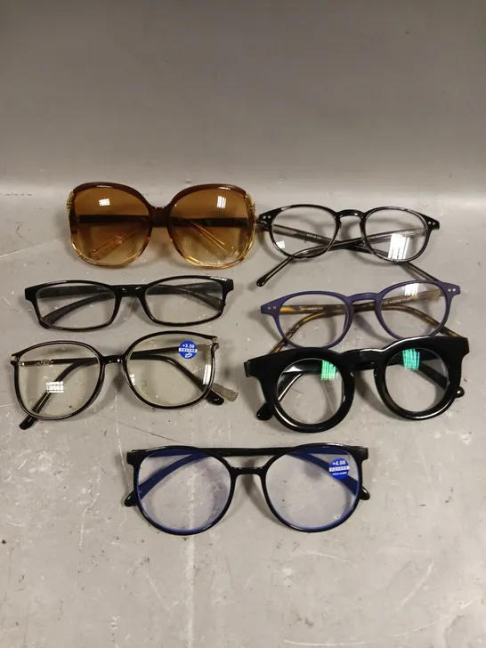 APPROXIMATELY 15 ASSORTED GLASSES/SUNGLASSES IN VARIOUS DESIGNS 