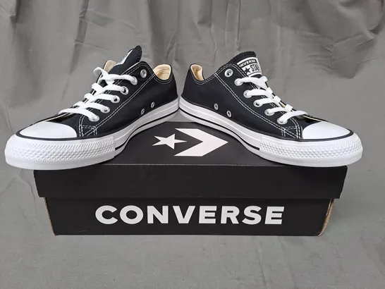 BOXED PAIR OF CONVERSE SHOES IN BLACK/WHITE UK SIZE 6